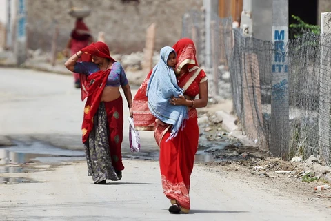 Người dân đi bộ dưới tiết trời nắng nóng ở Churu, bang Rajasthan, Ấn Độ ngày 4/6/2019. (Ảnh: AFP/TTXVN)