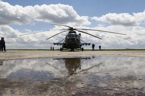 Một máy bay trực thăng Mi-8 hạ cánh xuống sân bay Karaganda, Kazakhstan. (Ảnh: AFP/TTXVN)