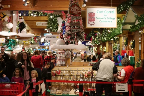 Người dân mua sắm đồ trang trí Giáng sinh tại Frankenmuth, Michigan, Mỹ, ngày 16/11/2019. (Ảnh: THX/TTXVN)