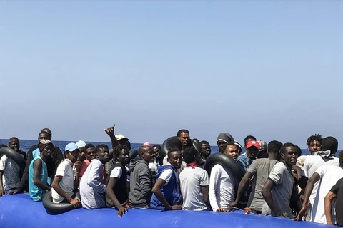 Người di cư chờ được cứu trên Địa Trung Hải ngày 11/8/2019. (Ảnh: AFP/TTXVN)