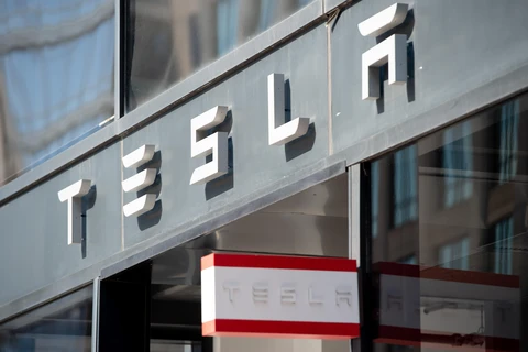 Biểu tượng Tesla tại cửa hàng ở Washington, DC, Mỹ. (Ảnh: AFP/TTXVN)