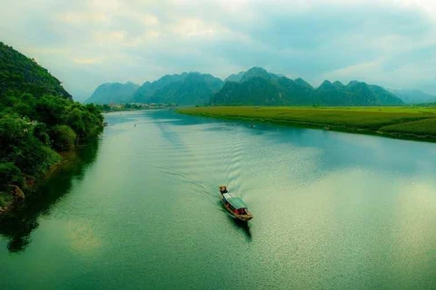 [Video] Về Phong Nha ngắm sông Son thơ mộng màu xanh thủy lục