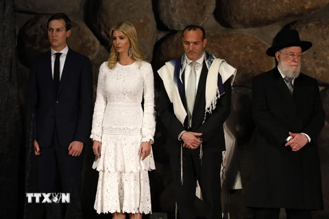 Cố vấn cấp cao Nhà Trắng Jared Kushner (trái) cùng phu nhân Ivanka Trump thăm Viện bảo tàng tưởng niệm các nạn nhân Do Thái bị Đức quốc xã thảm sát trong Thế chiến II, tại Jerusalem ngày 23/5/2017. (Ảnh: AFP/TTXVN)