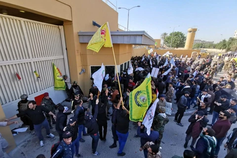 Người Iraq biểu tình bên ngoài cổng chính của Đại sứ quán Mỹ ở Baghdad. (Nguồn: Reuters)