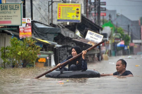 Trong ảnh: Cảnh ngập lụt sau mưa lớn tại Bekasi, Tây Java, Indonesia, ngày 1/1/2020. (Ảnh: AFP/TTXVN)