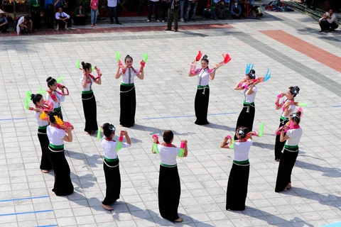 Nghệ thuật "Xòe khăn," một trong 6 điệu xòe cổ được cộng đồng dân tộc Thái huyện Văn Chấn, tỉnh Yên Bái trình diễn. (Ảnh: Xuân Tiến/TTXVN)