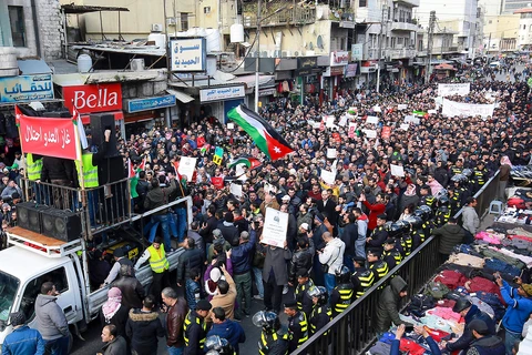 Hàng trăm người biểu tình phản đối chính phủ Jordan. (Nguồn: AP)