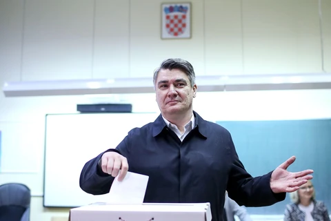 Ứng cử viên Tổng thống của đảng Dân chủ Xã hội Croatia, cựu Thủ tướng Zoran Milanovic, bỏ phiếu trong cuộc bầu cử Tổng thống tại điểm bầu cử ở Zagreb, ngày 22/12/2019. (Ảnh: THX/TTXVN)
