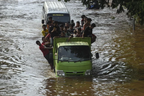 Cảnh ngập lụt sau mưa lớn tại Jakarta, Indonesia, ngày 2/1/2020. (Ảnh: THX/TTXVN)