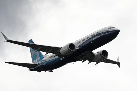 Máy bay Boeing 737 Max bay trình diễn tại Triển lãm hàng không Farnborough, phía Tây thủ đô London, Anh. (Ảnh: AFP/TTXVN)