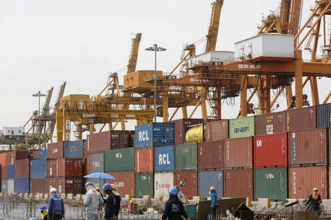 Hàng hóa được xếp tại cảng ở Bangkok, Thái Lan. (Ảnh: AFP/TTXVN)