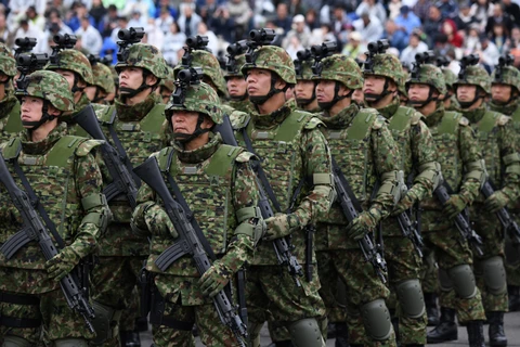 Binh sỹ thuộc lực lượng phòng vệ Nhật Bản trong cuộc duyệt binh tại Asaka, tỉnh Saitama, Nhật Bản, ngày 14/10/2018. (Ảnh: AFP/TTXVN)