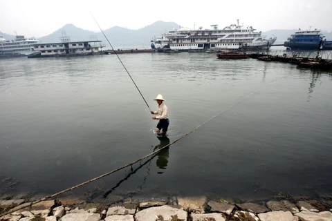 Người dân đánh bắt cá trên sông Dương Tử ở Nghi Xương, tỉnh Hồ Bắc, Trung Quốc. (Ảnh: AFP/TTXVN)
