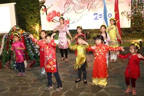 Tiết mục văn nghệ “cây nhà lá vườn” do các cháu thiếu nhi Việt Nam biểu diễn tại cuộc gặp mặt cộng đồng. (Ảnh: Hoài NamVietnam+)