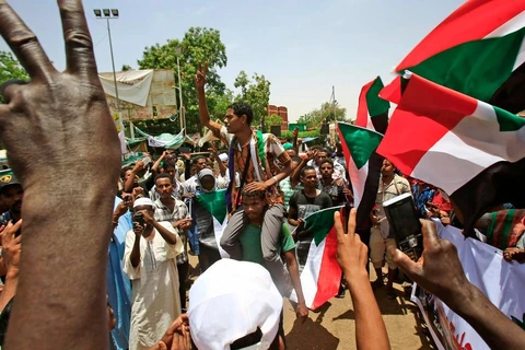 Người biểu tình Sudan hô vang khẩu hiệu trong một cuộc đối thoại bên ngoài trụ sở quân đội ở thủ đô Khartoum ngày 1/5/2019. (Nguồn: AFP)
