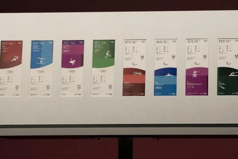 Mẫu vé Olympic Tokyo 2020 (4 vé trái) và Paralympic Tokyo 2020 được công bố tại Tokyo. (Ảnh: AP)