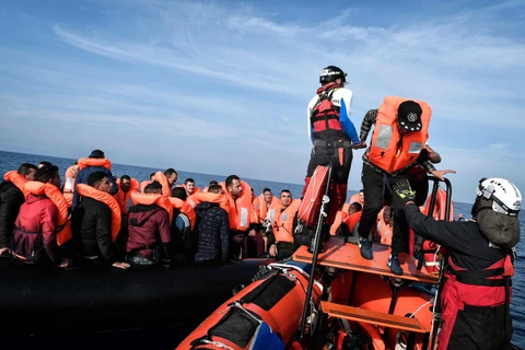 Người di cư được giải cứu trên biển ở ngoài khơi Libya. (Ảnh: AFP/ TTXVN)