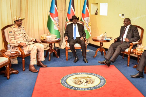 Tổng thống Nam Sudan Salva Kiir (giữa) và thủ lĩnh phe đối lập chính Riek Machar (phải) tại vòng đàm phán hòa bình ở Juba, Nam Sudan, ngày 16/12/2019. (Ảnh: AFP/TTXVN)