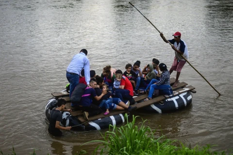 Người di cư vượt sông Tecun Uman ở Guatemala để tới Ciudad Hidalgo, bang Chiapas, Mexico, trong hành trình tới Mỹ, ngày 8/6/2019. (Ảnh: AFP/TTXVN)