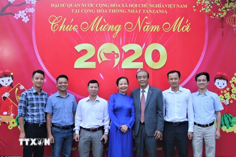 Đại sứ Việt Nam tại Tanzania Nguyễn Kim Doanh và lãnh đạo Công ty Halotel tại Tết Cộng đồng mừng Xuân Canh Tý 2020. (Ảnh: Đình Lượng/TTXVN)