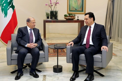 Tổng thống Liban Michel Aoun (trái) và Thủ tướng Hassan Diab (phải) tại cuộc gặp ở thủ đô Beirut ngày 21/1/2020. (Ảnh: THX/TTXVN)