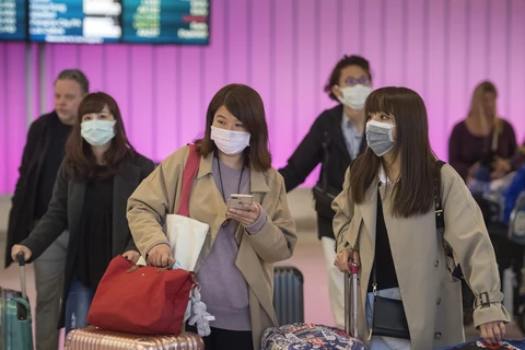 Người dân đeo khẩu trang đề phòng lây nhiễm virus corona tại sân bay Los Angeles, bang California, Mỹ ngày 22/1/2020. (Ảnh: AFP/TTXVN)