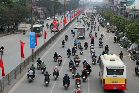 Người giao thông trên tuyến đường Giải Phóng. (Ảnh: Danh Lam/TTXVN)