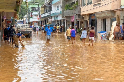 Mưa lớn gây ngập lụt tại nhiều tuyến phố ở Iconha, Brazil. (Ảnh: TTXVN phát)
