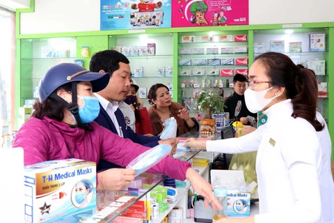 Nhiều hiệu thuốc tại Việt Nam phát khẩu trang miễn phí cho người dân. (Ảnh: Công Tường/TTXVN)
