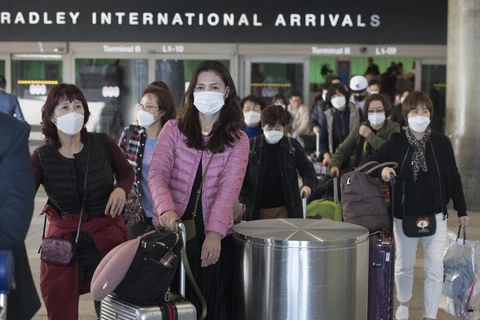 Hành khách đeo khẩu trang phòng lây nhiễm virus corona tại sân bay quốc tế Los Angeles ở California, Mỹ, ngày 29/1/2020. (Ảnh: AFP/TTXVN)
