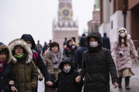 Người dân Nga đeo khẩu trang phòng ngừa lây lan virus corona tại Moskva, Nga, ngày 29/1/2020. (Ảnh: AFP/TTXVN)