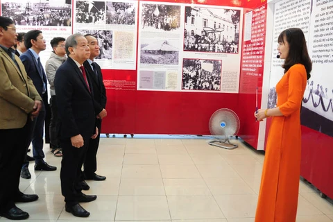 Các đồng chí lãnh đạo tỉnh tham quan triển lãm chuyên đề “90 năm dưới lá cờ vẻ vang của Đảng”. (Nguồn: thuathienhue.gov.vn)