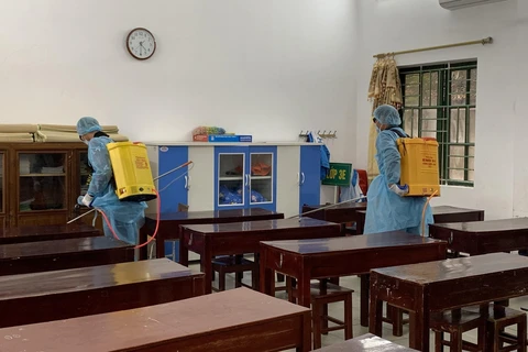 Lực lượng Y tế phun khử trùng tại một trường tiểu học trên địa bàn thành phố Ninh Bình. (Ảnh: Đức Phương/TTXVN)