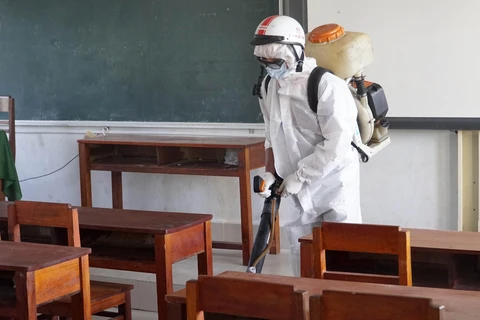 Phun thuốc diệt khuẩn ở một trường học trên địa bàn huyện Phong Điền, Thừa Thiên-Huế. (Ảnh: Hồ Cầu/TTXVN)