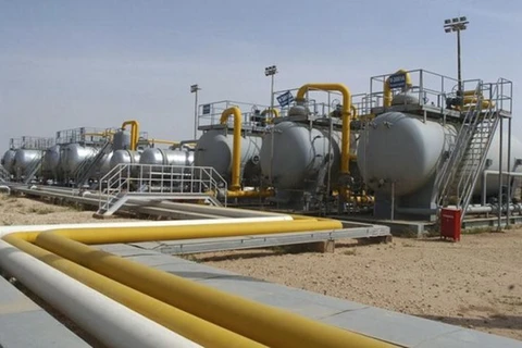 Một góc nhà máy lọc dầu ở mỏ dầu Al-Jbessa ở thị trấn Al-Shaddadeh của Syria. (Nguồn: Reuters)