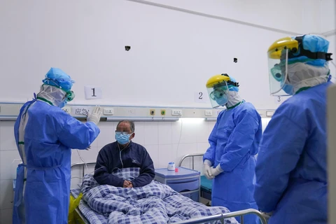 Điều trị cho bệnh nhân nhiễm virus corona chủng mới tại một bệnh viện ở Chương Châu, tỉnh Phúc Kiến, Trung Quốc ngày 2/2/2020. (Ảnh: THX/TTXVN)