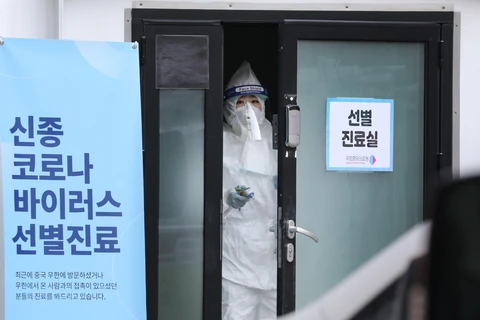 Nhân viên y tế làm việc tại Trung tâm y tế quốc gia ở Seoul, nơi điều trị cho các bệnh nhân được chẩn đoán nhiễm virus corona chủng mới, ngày 4/2/2020. (Ảnh: Yonhap/TTXVN)