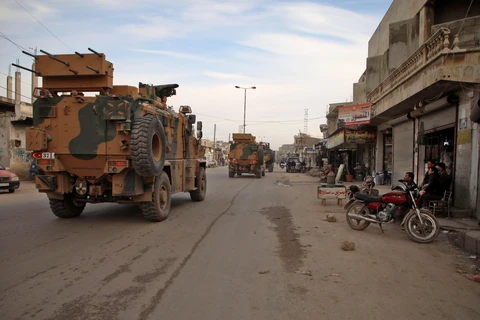 Đoàn xe quân sự của Thổ Nhĩ Kỳ tiến vào phía Nam tỉnh Idlib, Syria ngày 3/2/2020. (Ảnh: AFP/TTXVN)