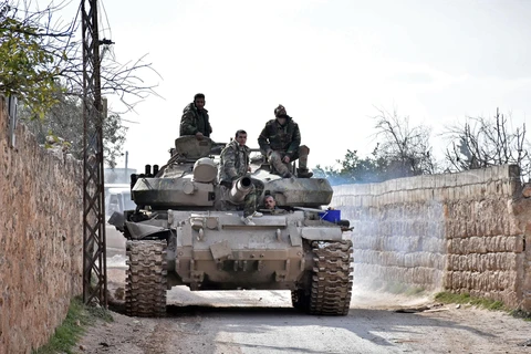 Quân đội Syria kiểm soát một khu vực ở thành phố Saraqeb, tỉnh Idlib, Tây Bắc Syria ngày 3/2/2020. (Ảnh: AFP/TTXVN)