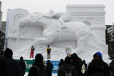Việc thiếu tuyết và nhiệt độ ấm lên đã khiến lễ hội tuyết Sapporo 2020 gặp nhiều khó khăn nhưng vẫn có một số tác phẩm điêu khắc tuyệt vời. (Ảnh: AFP)