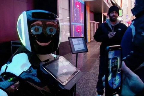 Robot trên Quảng trường Thời đại ở New York cung cấp thông tin về nCoV