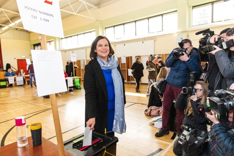 Lãnh đạo đảng Sinn Fein Mary Lou McDonald bỏ phiếu tại một điểm bầu cử ở Dublin, CH Ireland ngày 8/2/2020. (Ảnh: THX/TTXVN)