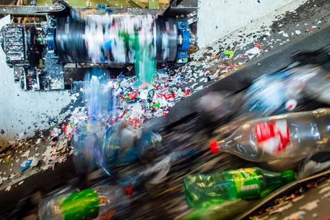 Xử lý các chai nhựa để tái sử dụng. (Nguồn: AFP)