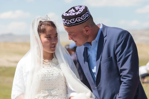 Cô dâu và chú rể trong đám cưới Mông Cổ. (Nguồn: orabuerkliphoto.com)