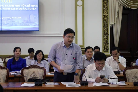 Đại diện Công viên Phần mềm Quang Trung trao đổi về vấn đề an toàn thông tin khi triển khai Đề án. (Ảnh: Tiến Lực/TTXVN)