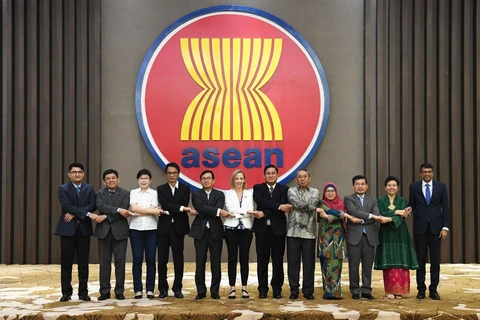 Các đại biểu chụp ảnh tại Cuộc họp lần thứ 11 Ủy ban hợp tác chung (JCC) ASEAN-Hoa Kỳ. (Ảnh: TTXVN phát)