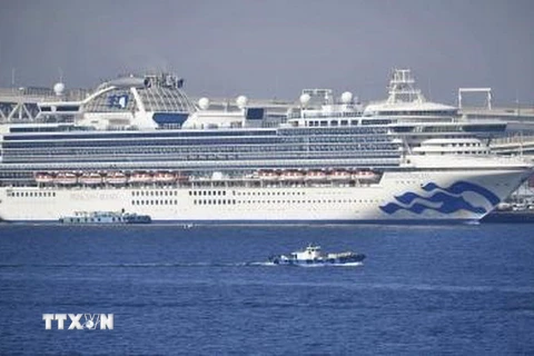 Du thuyền Diamond Princess neo tại cảng Yokohama, Nhật Bản ngày 13/2/2020. (Ảnh: Kyodo/TTXVN)