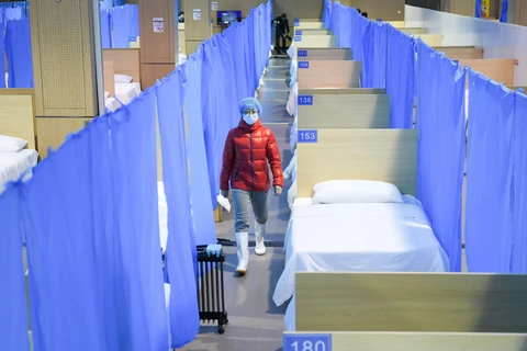 Nhân viên y tế kiểm tra các giường bệnh tại bệnh viện dã chiến ở Vũ Hán, Trung Quốc, ngày 14/2. (Ảnh: THX/TTXVN)