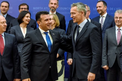 Tổng thư ký NATO Jens Stoltenberg (giữa, phải) và Thủ tướng CH Bắc Macedonia Zoran Zaev (khi chưa từ chức) ngày 3/6/2019. (Ảnh: AFP/TTXVN)