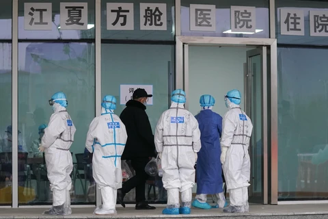 Bệnh nhân nhiễm COVID-19 được đưa tới điều trị tại bệnh viện dã chiến ở Vũ Hán, tỉnh Hồ Bắc, Trung Quốc, ngày 14/2/2020. (Ảnh: THX/ TTXVN)